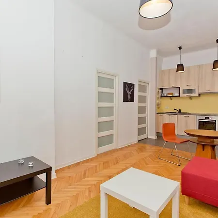 Charming And Bright- Golden Apartments- Old Town Apartment